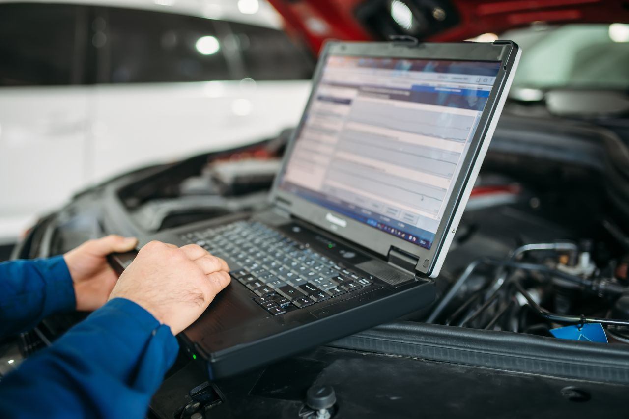 Motortér ellenőrzése diagnosztikai laptoppal